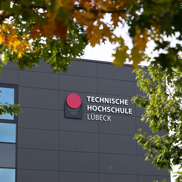 Blick auf das Gebäude der Technischen Hochschule Lübeck